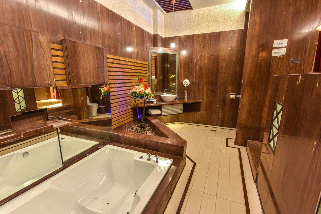 Purple Garden Motel Kaohsiung Exterior photo